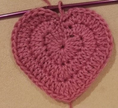 Blog-Inhaltsbild für 'Kostenlose Häkelanleitung für ein zweifarbiges Herz'